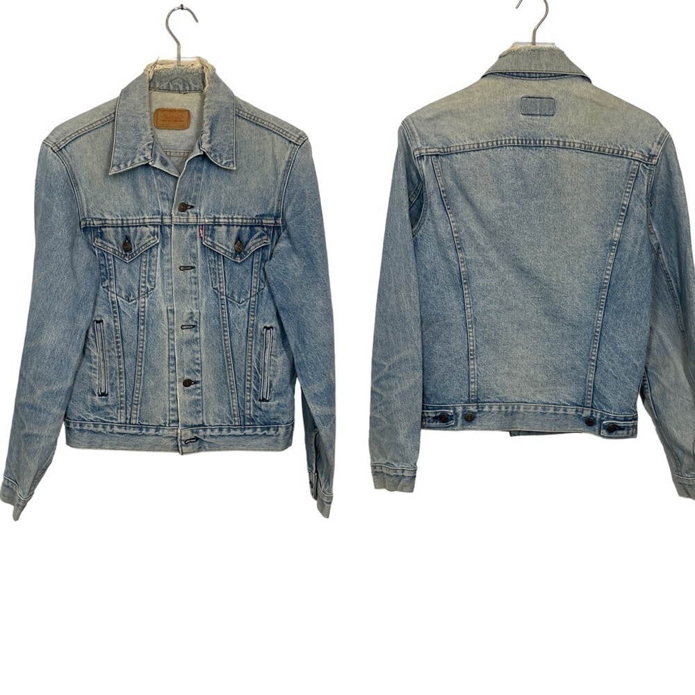 Levi’s Denim Trucker Jacket Side and Breast Pockets Distressed Collar Size 40L